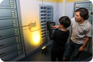 Un adulte et un enfant à la Fabrique Numérique 41