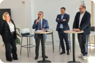 4 personnes du conseil départemental debout en conférence