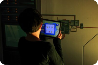 Un enfant avec une tablette électronique à la Fabrique Numérique 41